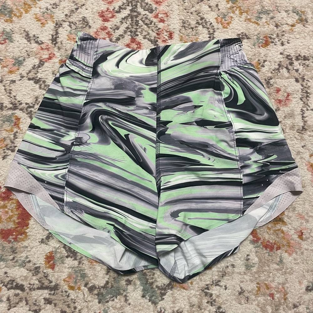 Special edition Lululemon Hottie Hots Size 2, 4 inch